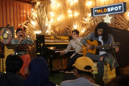 Monita, Gerald dan Aga Menyejukkan Surabaya yang Panas